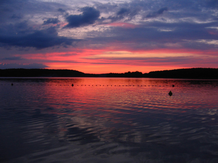 Zachód słońca nad Jeziorem Ukiel, zdjęcie: Mazaki/Wikimedia Commons (CC BY-SA 3.0 PL)
