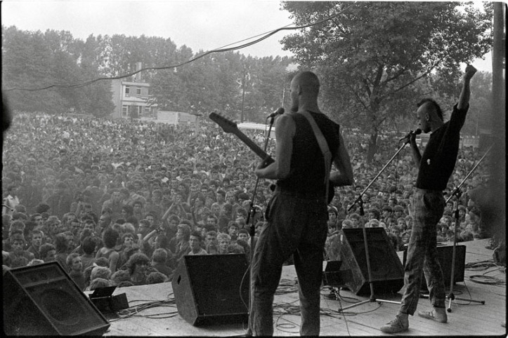 Koncert zespołu Siekiera na Festiwalu Muzyków Rockowych w Jarocinie, 1984 r., zdjęcie: Mirosław Makowski, Pracownia 52 (CC BY-SA 3.0)