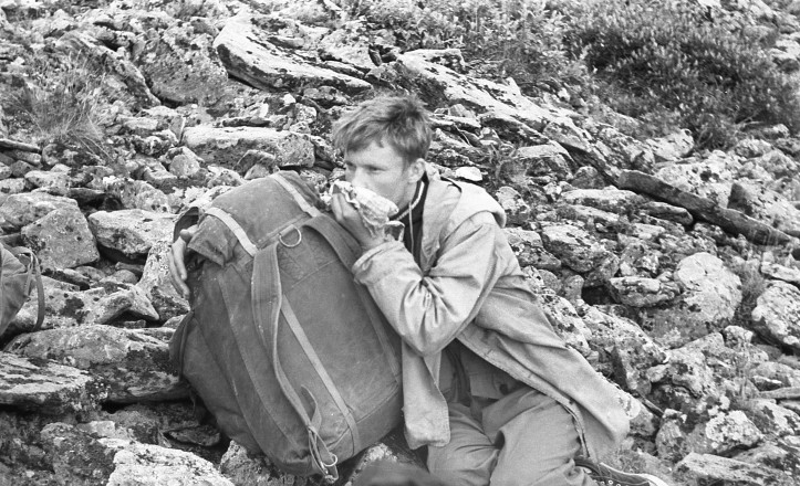 Jurij Judin wchodzi na szczyt Otorten, którego nie udało się zdobyć jego przyjaciołom. Zdjęcie wykonane w 1963 roku. Pierwodruk: diatlow.pl 