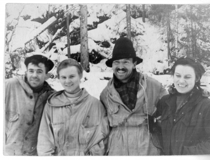 Turyści w drodze na Otorten. Od lewej stoją: Nikołaj Thibeaux-Brignolle, Ludmiła Dubinina, Siemion Zołotariow i Zinajda Kołmogorowa. 