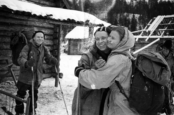 28 stycznia 1959 roku. Osada o nazwie Drugi Północny. Ludmiła Dubinina żegna Jurija Judina, który zachorował na rwę kulszową. Po lewej Igor Diatłow, za plecakiem Ludmiły Nikołaj Thibeaux-Brignolle.