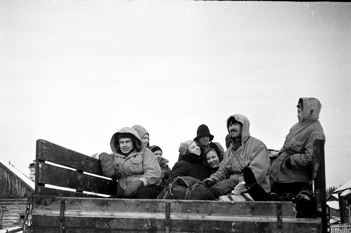 26 stycznia 1959 roku. Grupa Diatłowa na naczepie ciężarówki podczas wyprawy na Otorten. Na zdjęciu brakuje Jurija Kriwoniszczenki, który je wykonał 