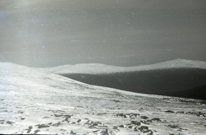 Góra 1079, zwana Chołatczachl. Zdjęcie wykonane przez śledczych w 1959 roku. 