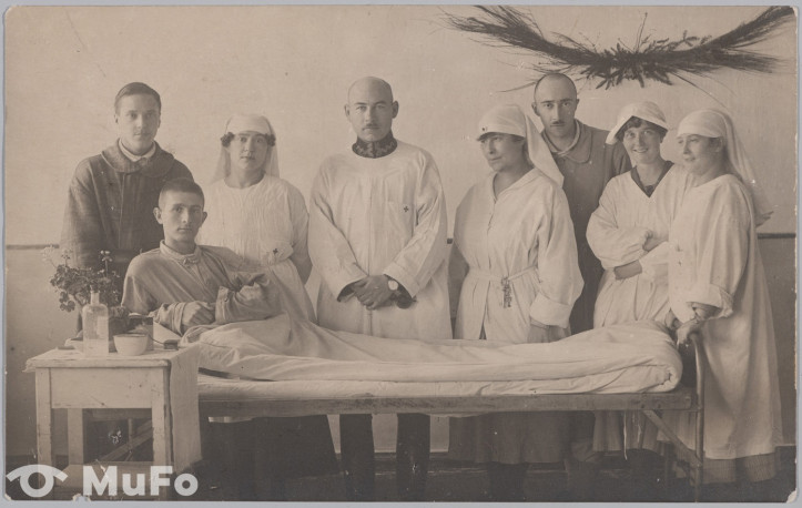 Sanitariuszki PTCK przy łóżku żołnierza (fotograf nieznany), kwiecień-maj 1920