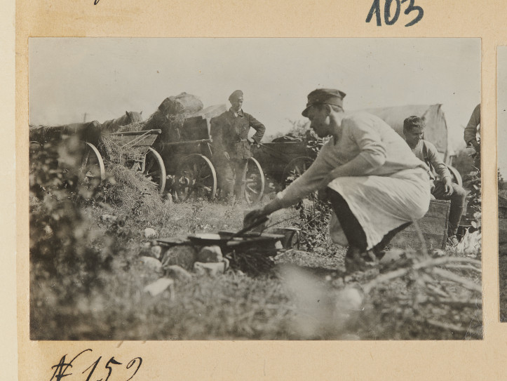Przygotowanie posiłku w jednej z kolumn taborowych 1. Dywizji Piechoty Legionów [?] (fotograf nieznany), wiosna-lato 1920