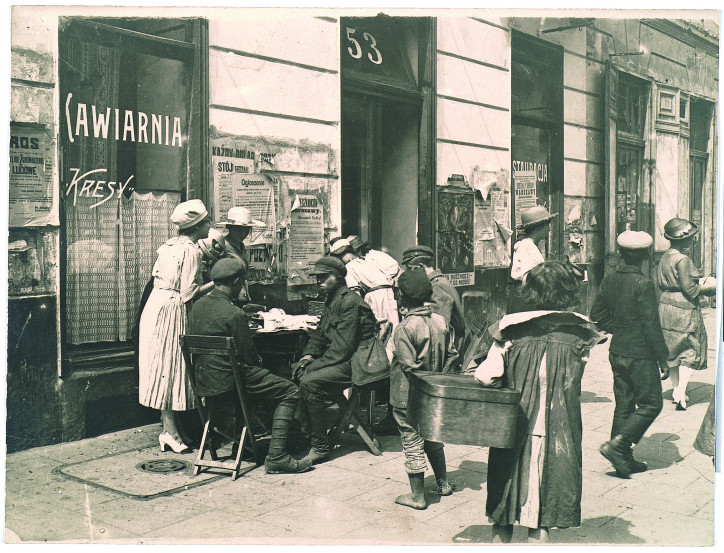 Warszawa w sierpniu 1920 r. [Nowy Świat] (Warszawska Agencja Fotograficzna)