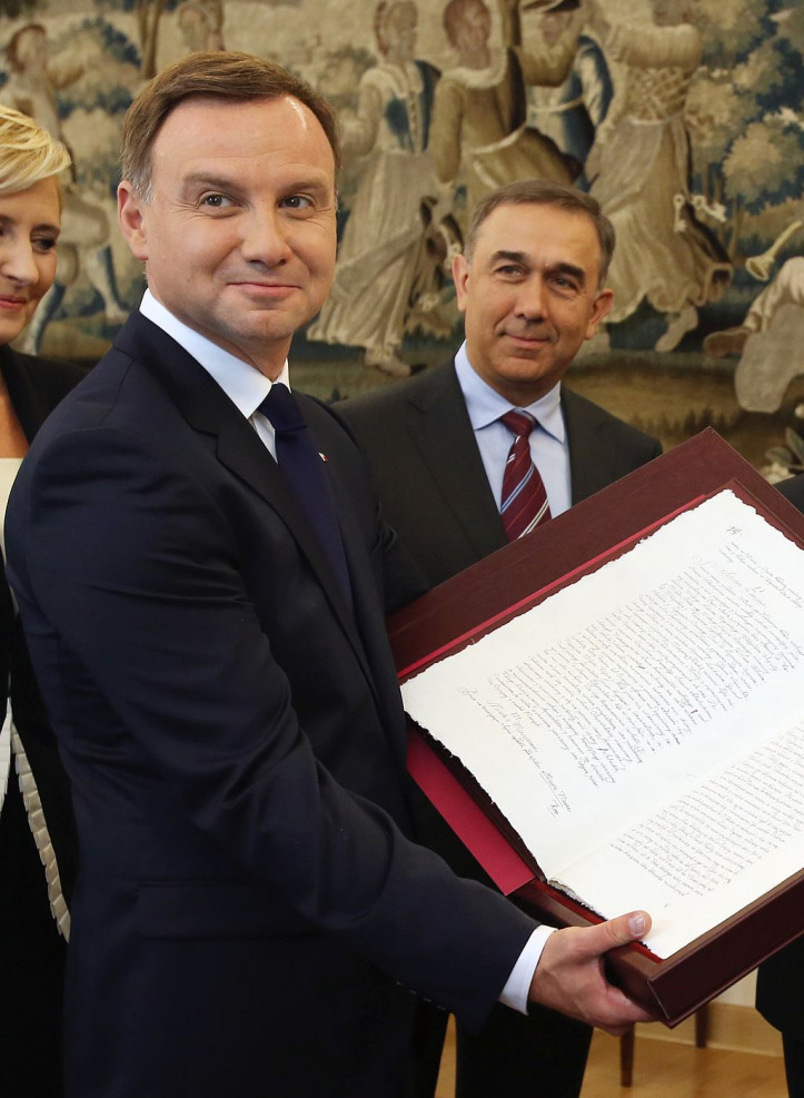 Prezydent Andrzej Duda trzyma kaligrafowaną Konstytucję RP., zdjęcie: Michał Józefaciuk (Wikimedia Commons)