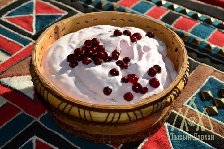 Jakucki deser zwany souratem, przygotowany z fermentowanego mleka i śmietanki. Tu wersja z czerwonymi jagodami, najprawdopodobniej moroszką, czyli nordycką maliną, w naczyniu, które tradycyjnie wykonywało się z brzozowej kory