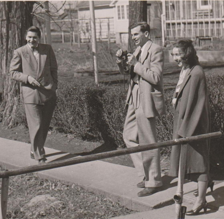 Flannery O'Connor (po prawej) z Robie'm Macauley'em i Arthurem Koestlerem w Iowa w 1947 r. (źródło: Wikimedia Commons)