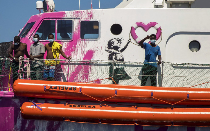 „Louise Michel”, francuska łódź patrolowa obecnie obsługiwana przez aktywistów i finansowana przez Banksy’ego na środkowym Morzu Śródziemnym, na południe od Lampedusy