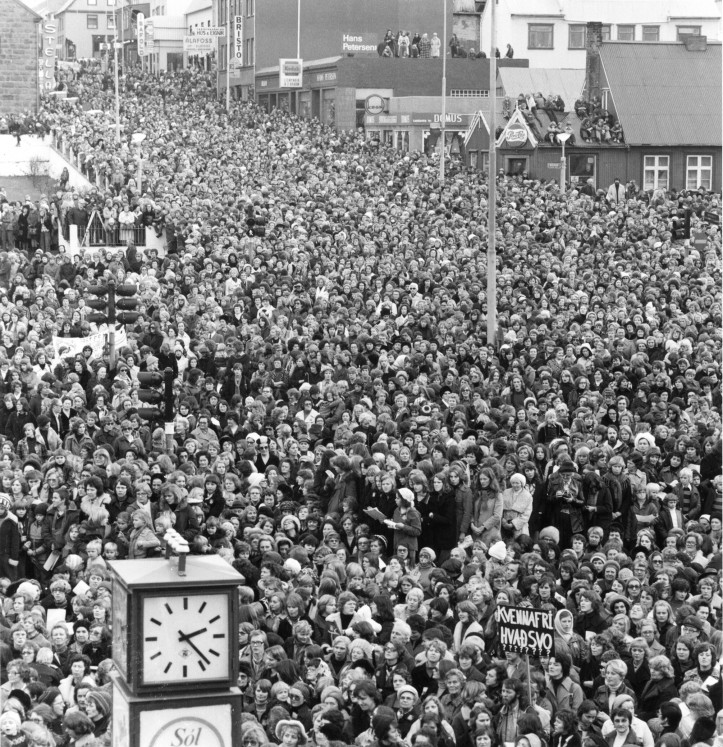 W zgromadzeniu na placu Lækjartorg 24.10.1975 r. uczestniczyło 20–25 tys. kobiet (zdjęcie: Ólafur K. Magnússon)