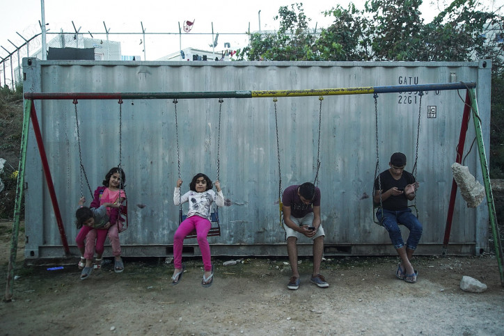 Dzieci w obozie dla uchodźców Vial w Chios w Grecji, zdjęcie: Mstyslav Chernov (źródło: Wikimedia Commons)