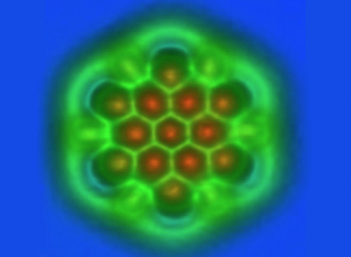 Cząsteczka nanografenu wykazująca wiązania węgiel–węgiel o różnej długości i kolejności wiązań obrazowana za pomocą bezkontaktowej mikroskopii sił atomowych z użyciem końcówki funkcjonalizowanej tlenkiem węgla. Cząsteczkę zsyntetyzowano w Centre national de la recherche scientifique (CNRS) w Tuluzie. Zdjęcie: IBM Research – Zurich