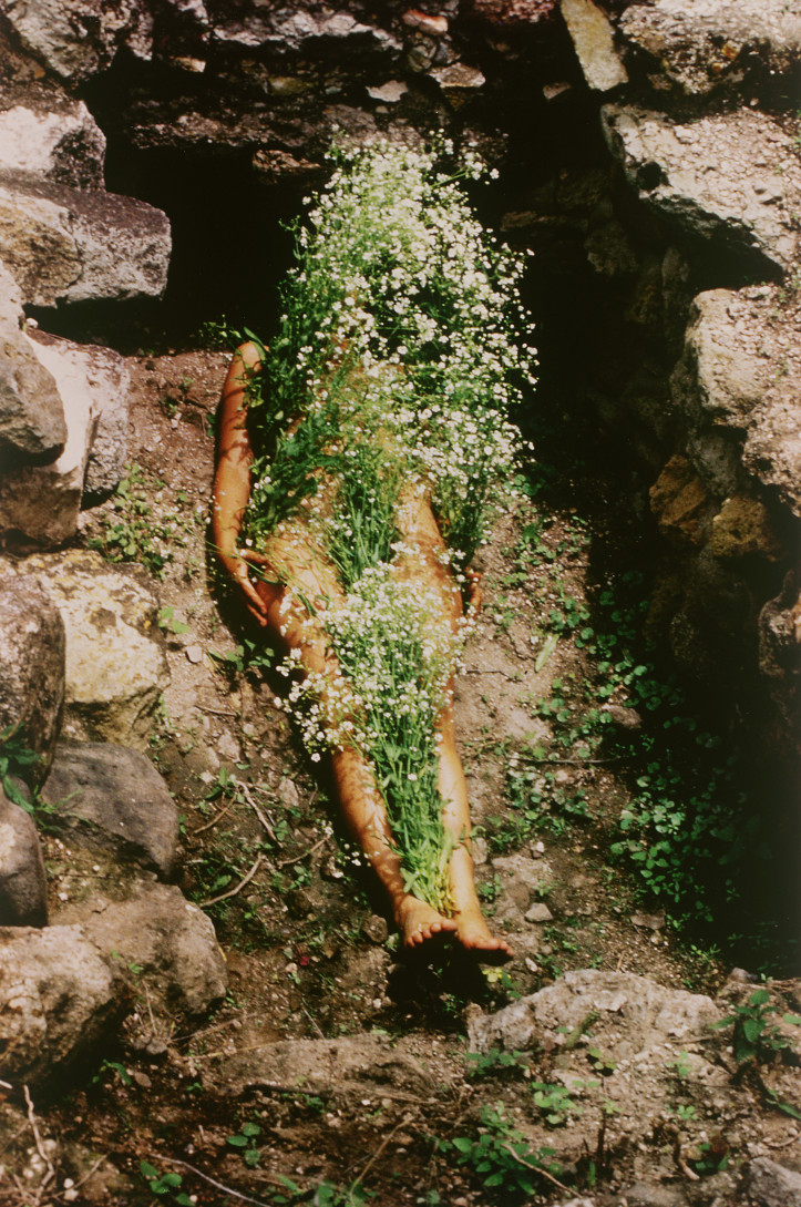 Ana Mendieta, bez tytułu, Silueta Series, 1973 r., Meksyk/zdjęcia: © The Estate of Ana Mendieta Collection, LLC; dzięki uprzejmości Galerie Lelong & Co., Nowy Jork