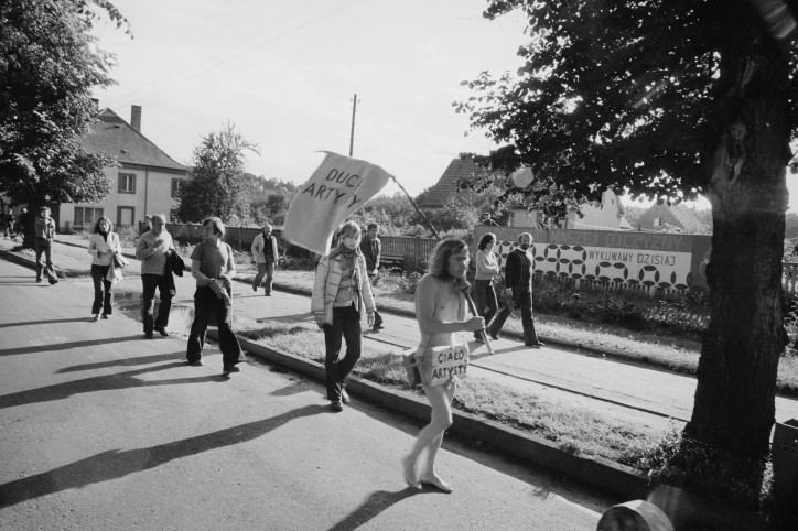 Jerzy Bereś, Manifestacja „Pomnik artysty”, 1978 r.; zdjęcie: dzięki uprzejmości Fundacji im. Marii Pinińskiej-Bereś i Jerzego Beresia oraz Galerii Monopol