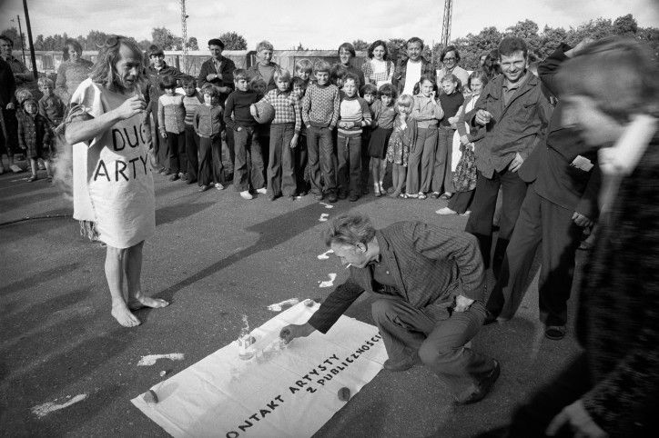 Jerzy Bereś, Manifestacja „Pomnik artysty”, 1978 r.; zdjęcie: dzięki uprzejmości Fundacji im. Marii Pinińskiej-Bereś i Jerzego Beresia oraz Galerii Monopol