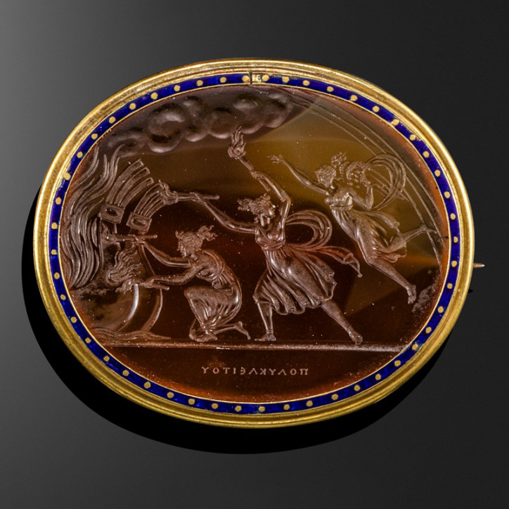 Brosza z gemmą przedstawiającą Trojanki podpalające za namową Iris flotę Eneasza (podpisana Polyklet), wczesny XIX w. – karneol, złoto, niebieska emalia, 4,5 cm szerokości (razem z oprawą); zdjęcie: Woolley and Wallis Salerooms