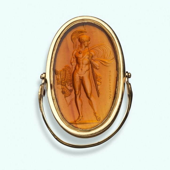 Obrotowy pierścień z klejnotem ze stojącą postacią Jasona trzymającego złote runo (podpisanym Dioskourides), przypisywany Giovanniemu Calandrellemu (1784–1853), wczesny XIX w. – karneol, złoto, 3 x 1,7 cm; zdjęcie: Woolley and Wallis Salerooms
