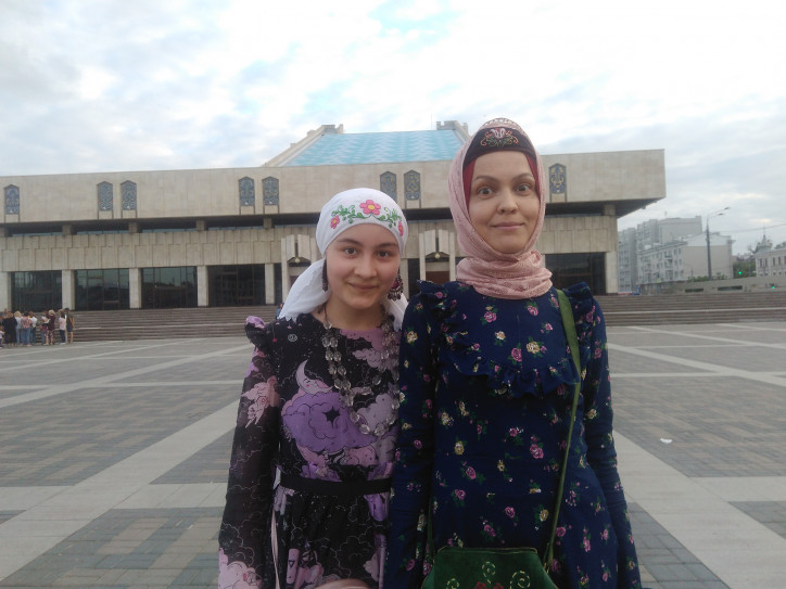 Superalisa z córką pod Teatrem Kamala w Kazaniu zdjęcie: Konstanty Usenko