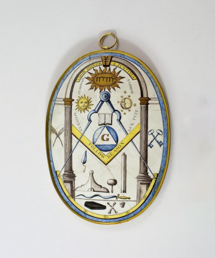 Emaliowany wisior z XVIII w., mierzący 14 cm długości, ozdobiony motywem judaistycznym; zdjęcie: Roseberys London, www.roseberys.co.uk