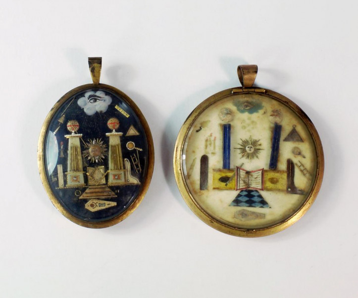 Dwa klejnoty masońskie, wykonane przez francuskiego jeńca wojen napoleońskich, z ok. 1805 r., o długości 5,5 cm, zrobione z kryształu, złoconego metalu i barwionego papieru; zdjęcie: Roseberys London, www.roseberys.co.uk