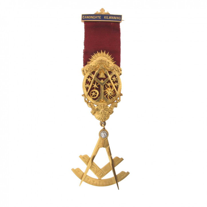 Medal masoński loży Canongate Kilwinning z połowy XX w., mierzący 13 cm (wraz ze wstążką), ozdobiony mottami "Post Nubila Pheobus" i "Sic Itur Ad Astra"; zdjęcie: Woolley and Wallis