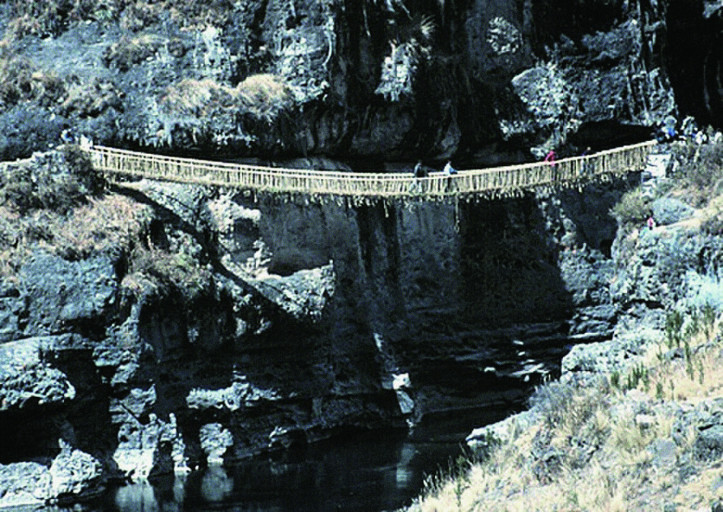 Q’iswa Chaka, bridge over the river Apurímac; Rutahsa Adventures, www.rutahsa.com, CC BY-SA 1.0
