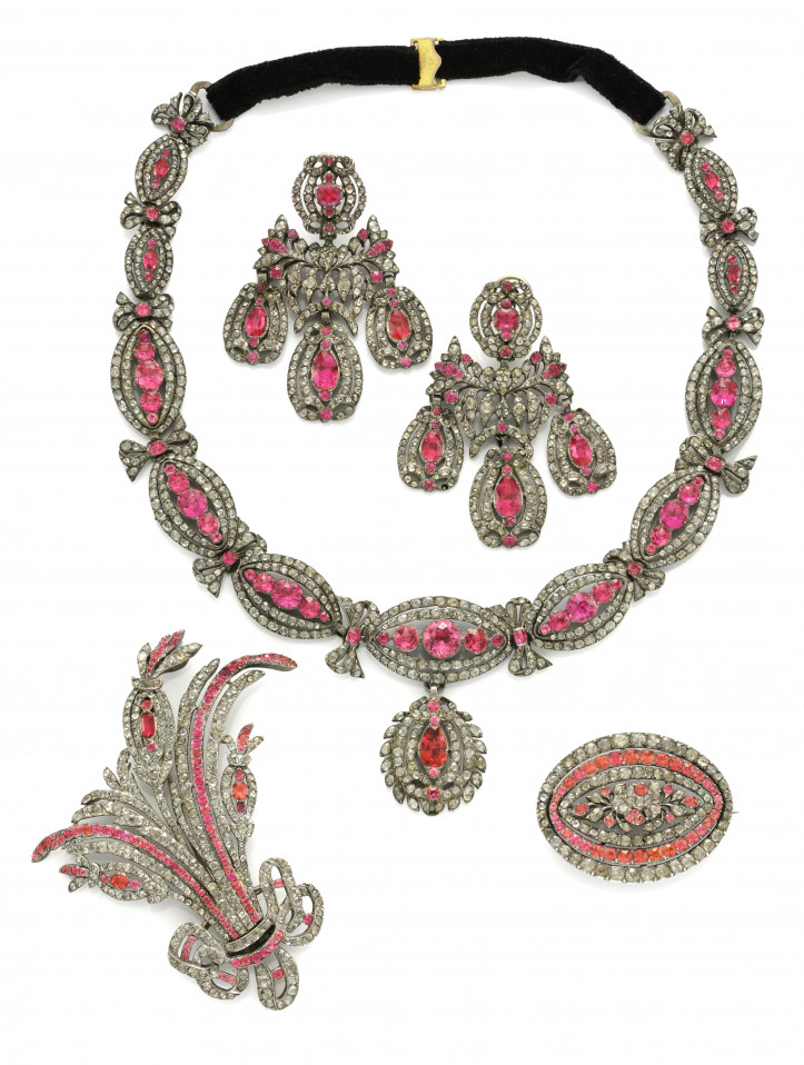 Georgiański garnitur biżuteryjny (parure) z około 1760 r., ozdobiony szklanymi kryształami w zamkniętej, wyściełanej folią, srebrnej oprawie; zdjęcie: Simon Teakle 
