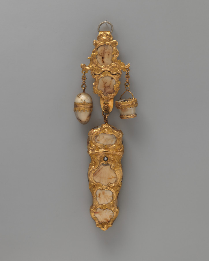 Dewizka/przybornik (chatelaine) z około 1750–60 r., wykonana ze złota, ozdobiona agatem mszystym i diamentem; zdjęcie: MET, domena publiczna 