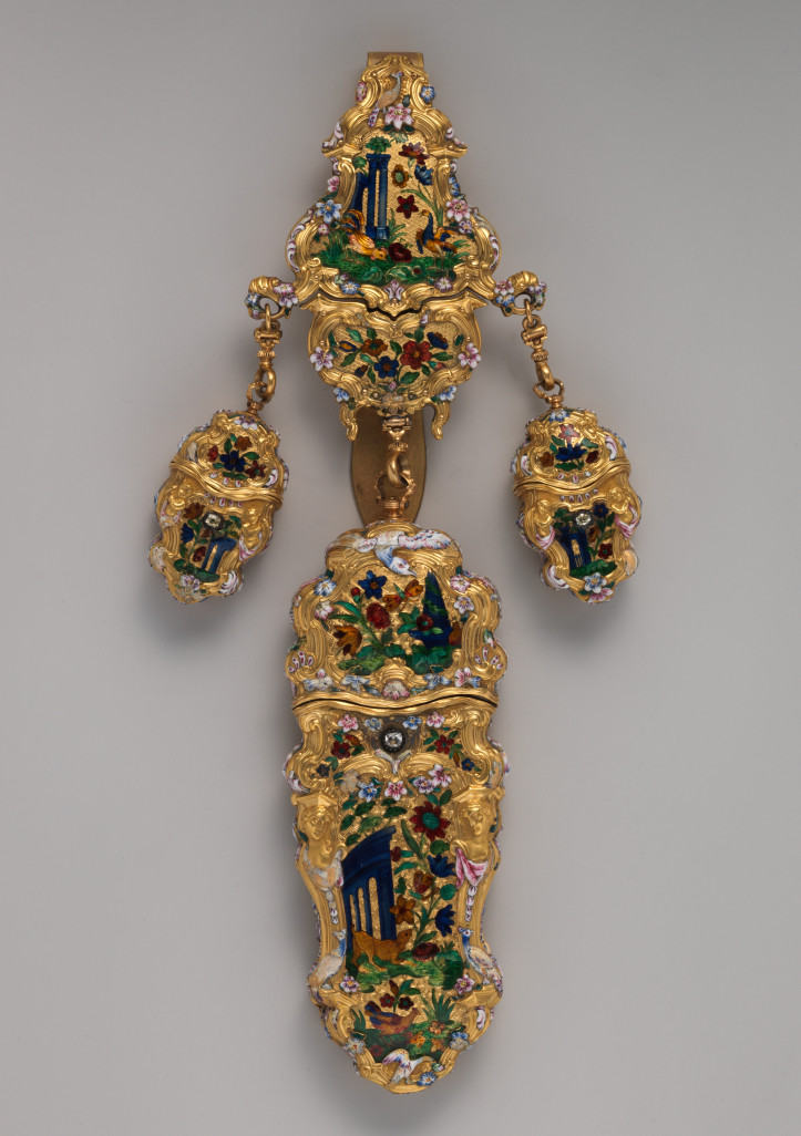 Dewizka/przybornik (chatelaine) z XVIII w., wykonana ze złota, ozdobiona wielkobarwną emalią i diamentami; zdjęcie: MET, domena publiczna 