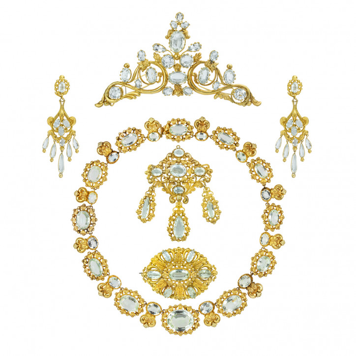 Georgiański garnitur biżuteryjny (parure), wykonany ze złota, wysadzany akwamarynami, złożony z naszyjnika, pary kolczyków, zawieszki/broszki, broszki oraz ozdoby do włosów; ©Bentley & Skinner