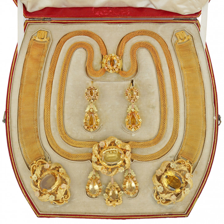 Georgiański garnitur biżuteryjny (parure) z około 1820 r., wykonany ze złota, wysadzany cytrynami, złożony z naszyjnika, pary kolczyków oraz pary bransolet; ©Bentley & Skinner