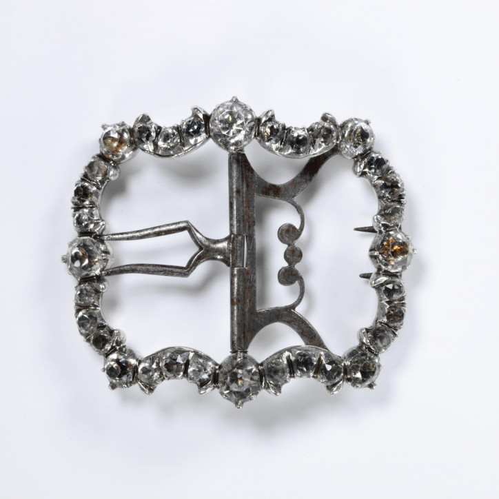 Klamra do butów z około 1760–70 r., wykonana ze srebra, ozdobiona szkłem kryształowym; ©Victoria & Albert Museum, London