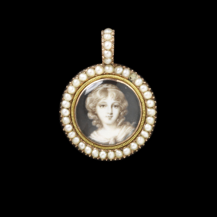 Medalion w oprawie wysadzanej perłami z około 1790 r., wykonany ze złota, ozdobiony portretem malowanym akwarelą na kości słoniowej. W tylnej części medalion posiada schowek na włosy; ©Victoria and Albert Museum, London