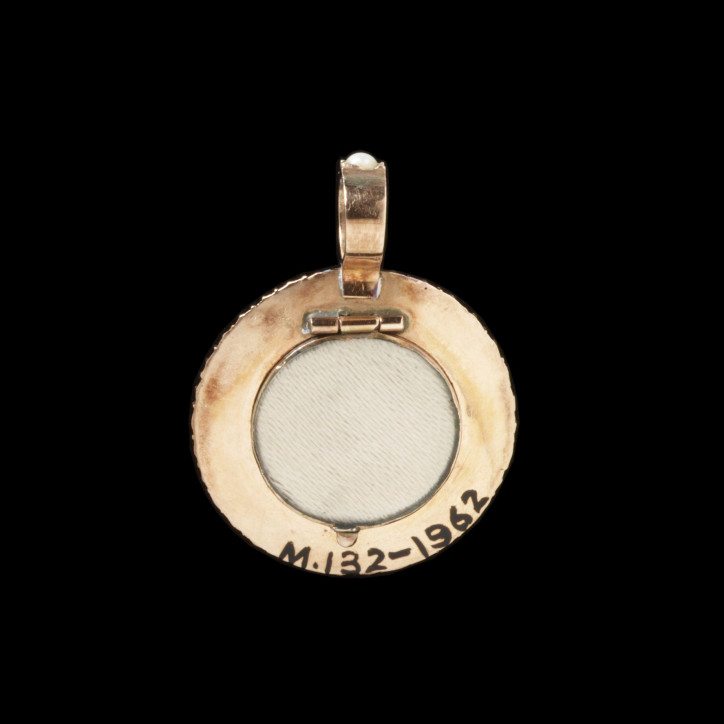 Medalion w oprawie wysadzanej perłami z około 1790 r., wykonany ze złota, ozdobiony portretem malowanym akwarelą na kości słoniowej. W tylnej części medalion posiada schowek na włosy; ©Victoria and Albert Museum, London