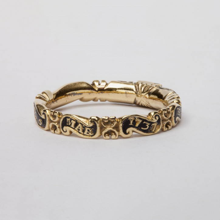 Żałobny pierścionek z wizerunkiem czaszki z 1737 r., wykonany ze złota, ozdobiony kryształem, czarną emalią oraz inskrypcją: „M. ELLIOTT, OB: 6 MAR: 1737 AE 66.; ©Victoria & Albert Museum, London