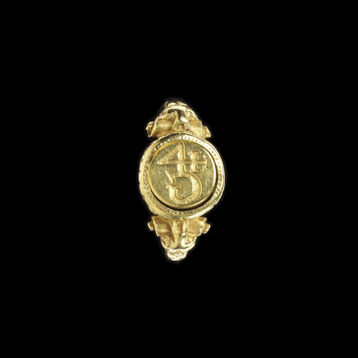 Żałobny pierścień z ok. 1600 r., wykonany ze złota, ozdobiony obrotowym elementem, na którego awersie znajduje się emaliowana na biało czaszka, na rewersie znak kupiecki, a na bocznej krawędzi widnieje napis: NOSSE TE IPSUM (Poznaj samego siebie); ©Victoria & Albert Museum, London