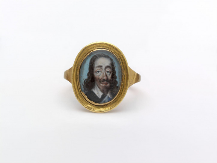 Pierścień żałobny upamiętniający Karola I Stuarta. Miniatura portretowa prawdopodobnie z XVII w., złota oprawa z XVIII w.; ©Victoria & Albert Museum, London 
