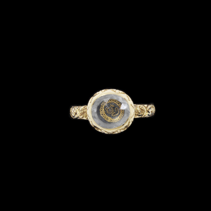 Żałobny pierścień, ok. 1680–1720, wykonany ze złota, ozdobiony fasetowanym kryształem górskim przykrywającym monogram CP ze złotego drutu; ©Victoria & Albert Museum, London