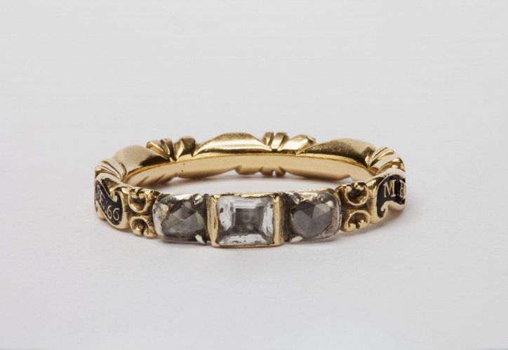 Żałobny pierścień z wizerunkiem czaszki z 1737 r., wykonany ze złota, ozdobiony kryształem, czarną emalią oraz inskrypcją: „M. ELLIOTT, OB: 6 MAR: 1737 AE 66”; ©Victoria & Albert Museum, London