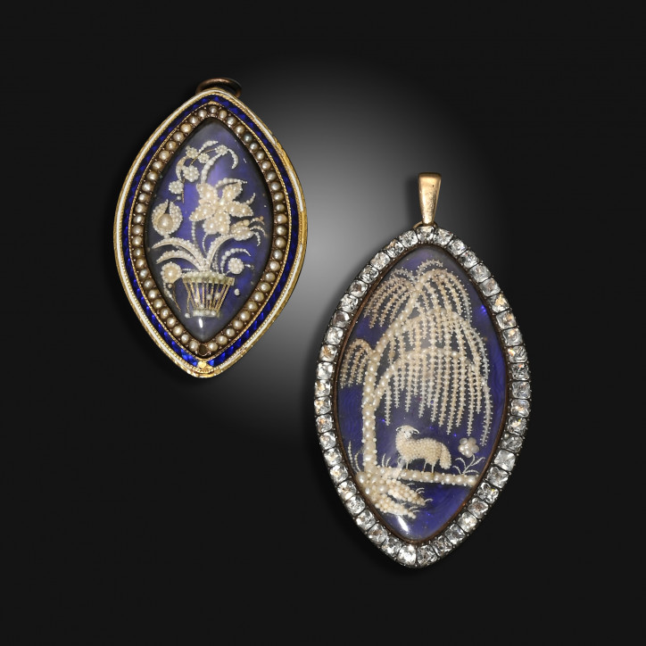 Dwa medaliony żałobne w kształcie markizy z końca XVIII w., wykonane ze złota, ozdobione niebieską emalią oraz kompozycjami z maleńkich pereł; zdjęcie: Woolley and Wallis
