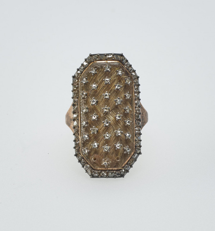 Pierścionek żałobny z XVIII/XIX w. poświęcony pamięci Henryka Fryderyka, księcia Cumberland, wykonany z różowego złota z prostokątnym kryształowym panelem otoczonym diamentami o szlifie rozetowym, pikowanym diamentami w oprawkach w kształcie gwiazdek. Pod kryształem splecione włosy księcia, od wewnętrznej strony pamiątkowy napis. Pierścionek przekazany królowej Wiktorii przez księżniczkę Zofię Matyldę z Gloucester; zdjęcie: Royal Collection Trust/© Her Majesty Queen Elizabeth II 2021