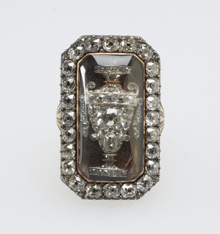 Pierścień żałobny z ok. 1787 r. upamiętniający Charlesa Mannersa, czwartego księcia Rutland, Lorda Stewarda Domu Królewskiego i Lorda Porucznika Irlandii, wykonany ze złota, bogato wysadzany diamentami okalającymi ośmiościenny kryształ, przykrywający diamentową urnę pogrzebową osadzoną na tle z włosów. Obrączka emaliowana na czarno ozdobiona napisem: AMICITIAE.ET.HONORE. Z tyłu grawerowany napis: „Charles Manners / Duke of Rutland / Obt 24th Octr, 1787 / Aet 34”; zdjęcie: Royal Collection Trust/© Her Majest