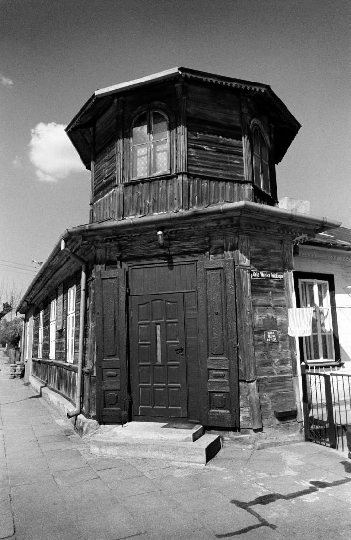 Dom Cadyka w Kocku, 2000 r., Tadeusz Rolke, "Tu byliśmy", Wydawnictwo S he For Art; zdjęcie dzięki uprzejmości Tamary Pieńko