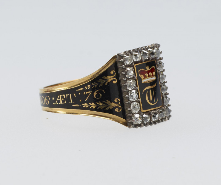 Pierścień żałobny poświęcony pamięci Edwarda Thurlowa, ok. 1806–1807, wykonany ze złota, pokryty czarną emalią. Główny element pierścienia ozdobiono brylantami oraz literą T pod koroną rangową barona. Na obrączce pamiątkowy napis; zdjęcie: Royal Collection Trust/© Her Majesty Queen Elizabeth II 2021