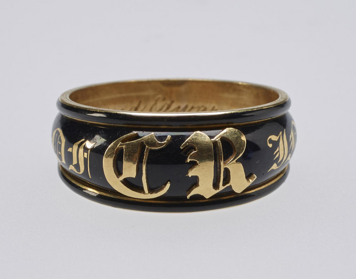 Pierścień żałobny wykonany ze złota, ozdobiony czarną emalią i monogramem CR, na wewnętrznej stronie pamiątkowy napis; zdjęcie: Royal Collection Trust/© Her Majesty Queen Elizabeth II 2021