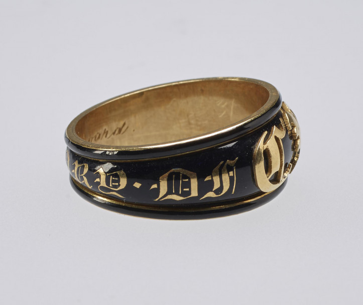 Pierścień żałobny wykonany ze złota, ozdobiony czarną emalią i monogramem CR, na wewnętrznej stronie pamiątkowy napis; zdjęcie: Royal Collection Trust/© Her Majesty Queen Elizabeth II 2021