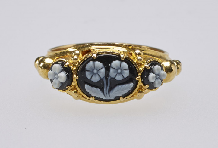 Należący do królowej Wiktorii złoty pierścionek ozdobiony onyksowymi kameami przedstawiającymi motywy kwiatowe; zdjęcie: Royal Collection Trust/© Her Majesty Queen Elizabeth II 2021