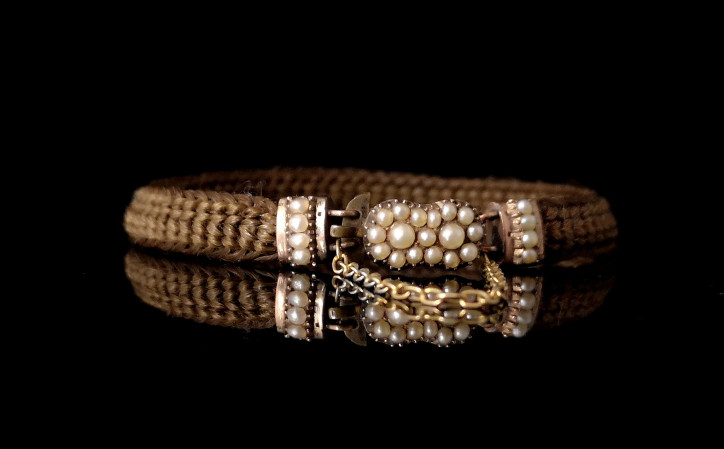 Wiktoriańska żałobna bransoleta tkana z brązowych włosów, ozdobiona perłami; zdjęcie: StolenAttic, www.stolenattic.com