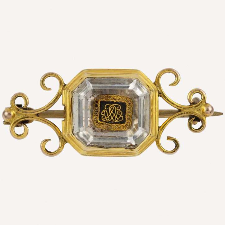 Żałobna broszka z ok. 1700 r., wykonana ze złota, ozdobiona ośmiokątnym fasetowanym kryształem przykrywającym monogram CWC ze złotego drutu, z tyłu wygrawerowane inicjały SK; ©Bentley & Skinner